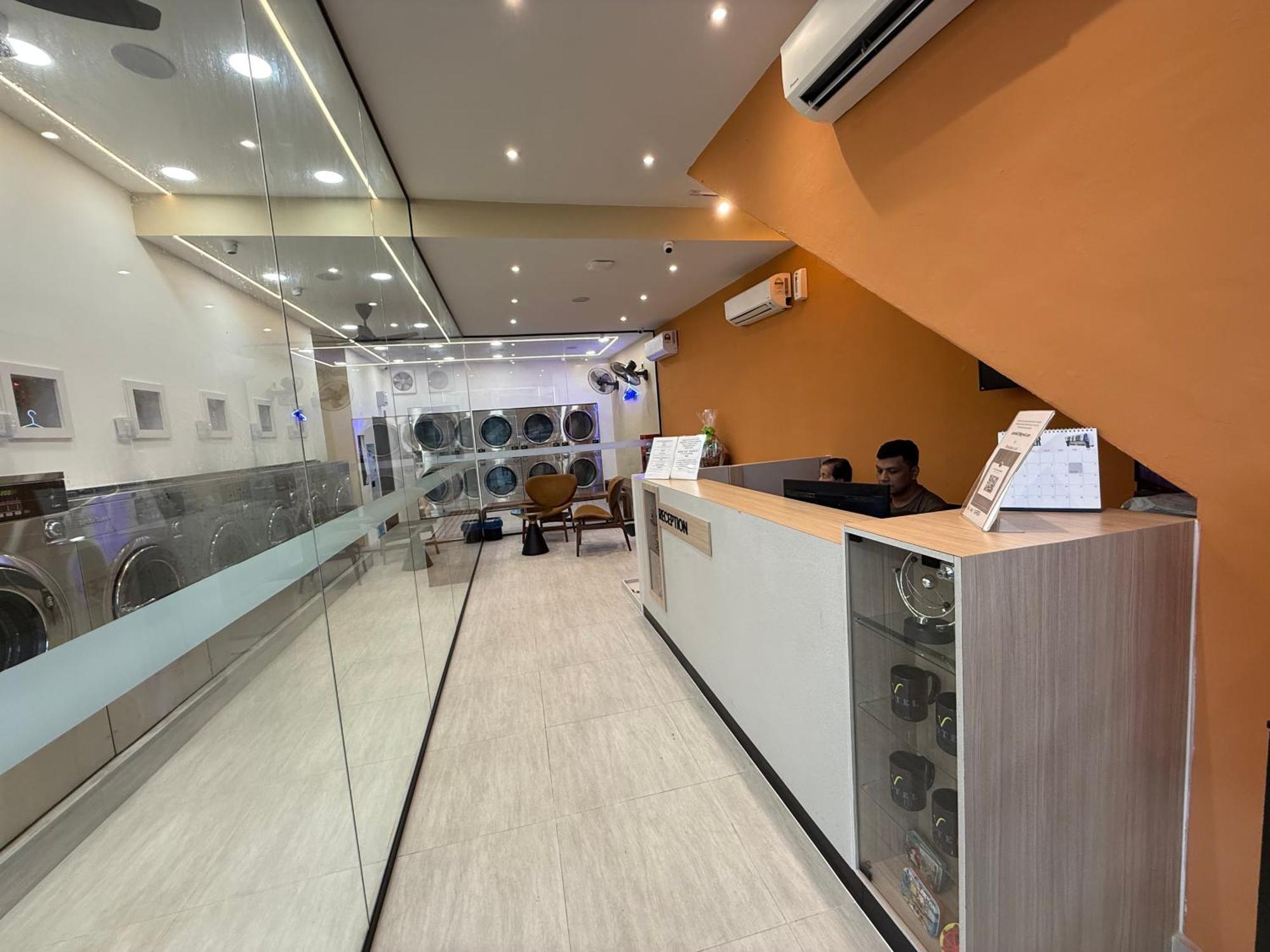V Hotel جوهر بهرو المظهر الخارجي الصورة